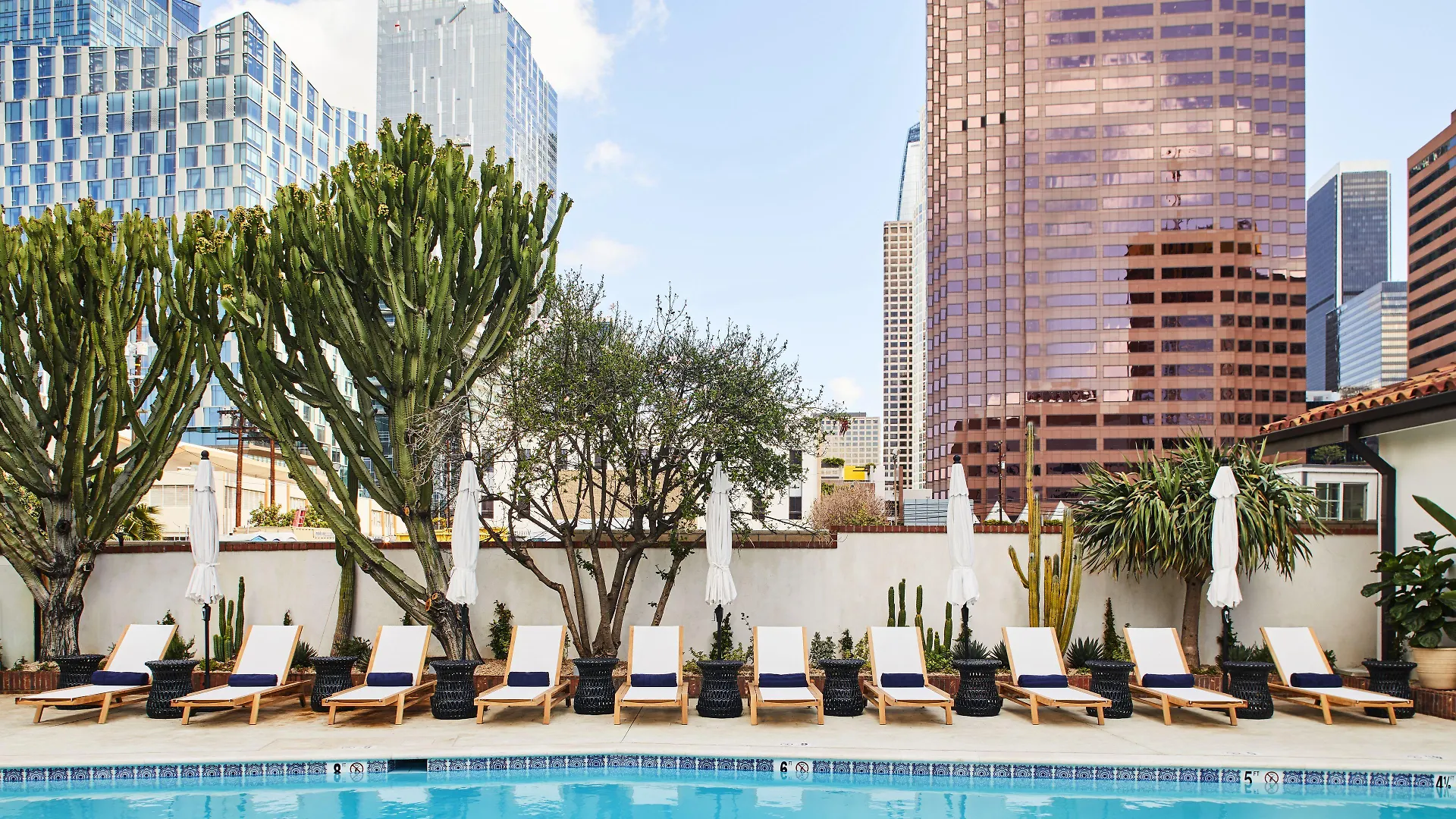 2 Pärchen-Hotels nahe dem MOCA Los Angeles im Check